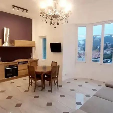 Elegant, Lumineux,central 2pieces A 200m De La Appartement